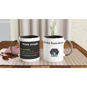 Op de afbeelding: Twee witte keramische mokken met zwarte binnenkant en zilveren handvatten. Eén mok heeft de tekst "Think simple" met codefragmenten. De andere mok heeft "Write functional" met een Java-logo. Beide mokken staan op een houten tafel.
