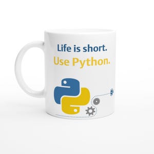 Może przedstawiać: Biały ceramiczny kubek z napisem "Life is short. Use Python." w kolorze niebieskim i żółtym. Logo Pythona jest również wyświetlane w kolorze niebieskim i żółtym. Kubek ma biały uchwyt i nadaje się do gorących lub zimnych napojów.