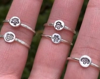 BIRTH MONTH FLOWER Rings - mini pebble birth month flower rings