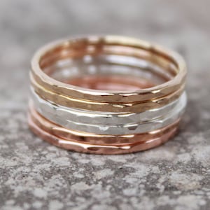 EMPILABLE BAGUES - FINS - Bagues empilables - Empilables - Or rose, or, argent sterling martelé Anneaux empilables - Anneaux empilables minces