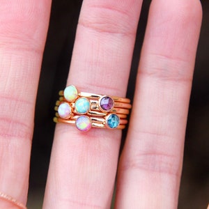 ROSE GOLD BIRTHSTONE Ring~ Rose Gold Opal ring - Rose Gold Birthstone Ring - Pink Gold Opal Ring - October Ring - empilage anneau de pierres précieuses