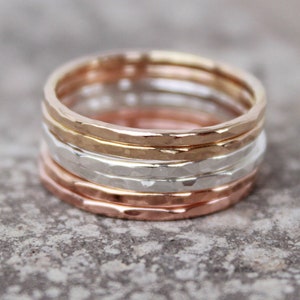 Anillo apilable de plata Argentium, chapado en oro de 14 quilates y chapado en oro rosa de 14 quilates: banda fina martillada, joyería minimalista