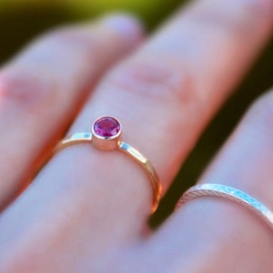 Anillo de apilamiento de piedras preciosas de oro - anillo de apilamiento de piedras preciosas de oro Elija su CRISTAL DE BIRTHSTONE - Anillo de apilamiento- anillos apilables,