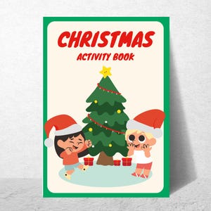 Può includere: Un libro di attività natalizie con un bordo verde. La copertina presenta il testo "CHRISTMAS ACTIVITY BOOK" in rosso. Un albero di Natale verde con una stella gialla è al centro, con due bambini con cappelli di Babbo Natale su entrambi i lati.