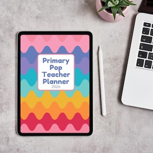 Puede incluir: Una tableta digital que muestra un planificador colorido con el texto "Primary Pop Teacher Planner 2026". El planificador presenta un diseño ondulado en rosa, azul, morado, amarillo y rojo. También se ven un lápiz óptico blanco y un portátil.