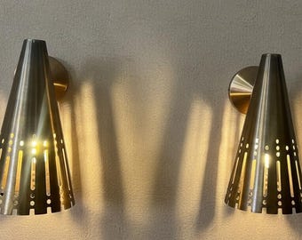 Aplique de pared cónico de latón de mediados de siglo, estilo italiano moderno, con luz de pared perforada