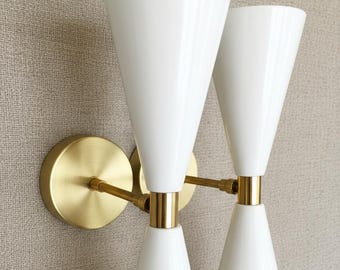 Aplique de pared de latón de estilo moderno de mediados de siglo, lámpara de cono blanca