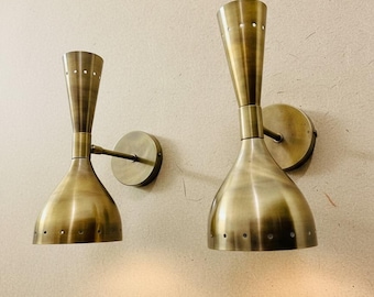 Aplique de pared de latón de doble cono moderno de mediados de siglo, lámpara ajustable de latón hecha a mano