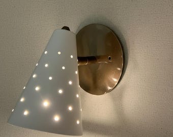Aplique de pared moderno de mediados de siglo, luz cónica perforada de latón, lámpara de pared hecha a mano