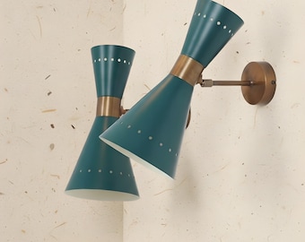 Aplique de pared de doble cono color verde azulado de estilo moderno de mediados de siglo, con detalles de latón ajustables.