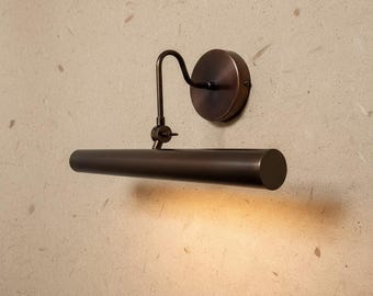 Lámpara de pared LED italiana moderna de latón, ajustable, ideal para cuadros, marcos y decoración de pared.