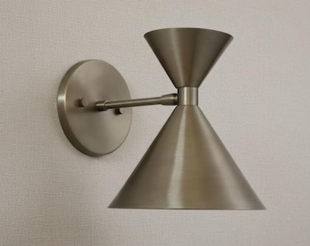 Aplique de pared de doble cono de latón moderno de mediados de siglo
