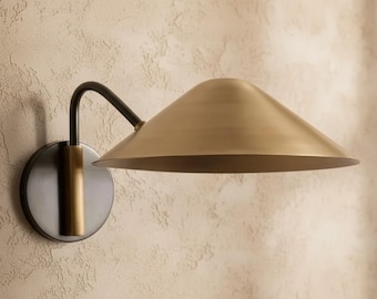 Aplique de pared cónico de latón de estilo moderno de mediados de siglo, luz Sputnik perforada, elegancia italiana, lámpara de pared hecha a mano