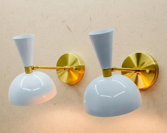 Aplique de pared blanco de estilo moderno de mediados de siglo con cúpula de latón para tocador de dormitorio