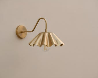 Aplique de pared de latón de mediados de siglo con pantalla de latón artesanal tipo paraguas.