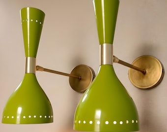 Aplique de pared de latón verde oliva estilo moderno de mediados de siglo, con luz ajustable.