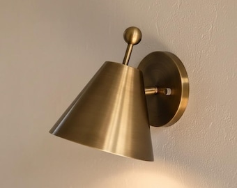 Aplique de pared cónico de latón de mediados de siglo, luz Sputnik perforada, lámpara de pared italiana hecha a mano