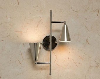 Aplique de pared de doble cono de estilo moderno de mediados de siglo, acabado en níquel pulido, lámpara italiana