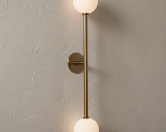 Aplique de pared de latón de doble globo de mediados de siglo, estilo minimalista moderno italiano, para tocador de baño.