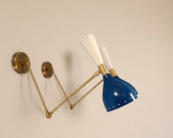 Aplique de pared ajustable de estilo moderno de mediados de siglo en azul y blanco, lámpara de pared de latón de doble cono