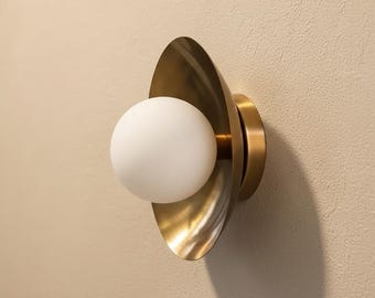Aplique de pared italiano de latón crudo estilo moderno de mediados de siglo con globo esmerilado