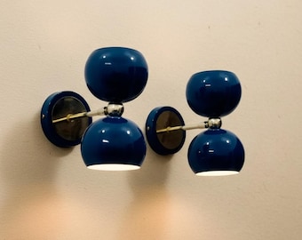 Aplique de pared azul de estilo moderno de mediados de siglo, doble globo, para tocador de dormitorio.