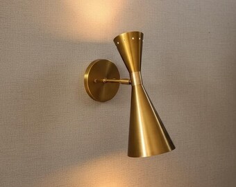 Aplique de pared de latón de doble cono, estilo moderno de mediados de siglo, con luz Sputnik ajustable.