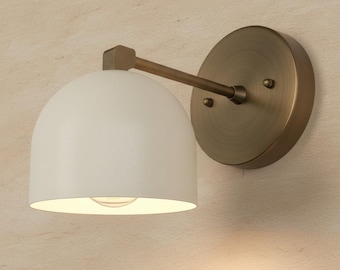 Aplique de pared moderno de latón / Luz de lectura con pantalla de cúpula blanca