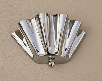 Aplique de pared de latón de estilo moderno de mediados de siglo, lámpara de media flor de latón cromado hecha a mano