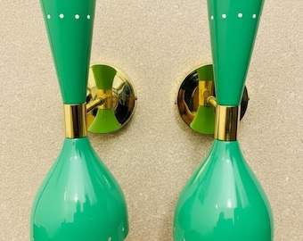 Aplique de pared de latón de doble cono, estilo moderno de mediados de siglo, color verde.