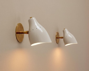 Aplique de pared moderno de mediados de siglo: lámpara de lectura de metal blanco y latón