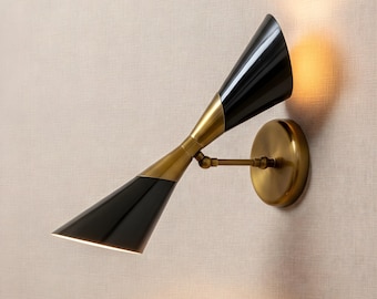 Aplique de pared moderno de doble cono / Lámpara de pared de latón y negro de mediados de siglo / Aplique de pared de metal ajustable para sala de estar
