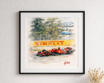 Könnte beinhalten: Aquarellmalerei eines roten Formel-1-Rennwagens auf einer Rennstrecke, schwarz gerahmt. Das Kunstwerk zeigt das Pirelli-Logo und die Nummer 44. Der Hintergrund umfasst Bäume und eine Tribüne.
