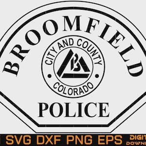 Puede incluir: Diseño en blanco y negro de la insignia de la policía de Broomfield. La insignia presenta las palabras "Broomfield" y "Police". El círculo central dice "City and County Colorado". Es una descarga digital.