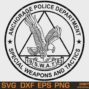 Può includere: Grafica in bianco e nero dello stemma del Dipartimento di Polizia di Anchorage, Special Weapons and Tactics (SWAT). Il design presenta un'aquila all'interno di un cerchio con testo, tra cui "S.W.A.T." e "1983". Il testo in basso recita "SVG DXF EPS PNG DIGITAL DOWNLOAD".