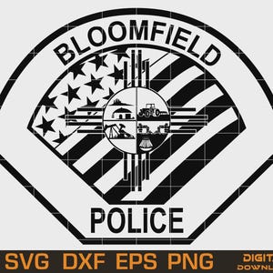 Könnte beinhalten: Schwarz-weißes Bloomfield Police-Abzeichen-Design. Das Abzeichen hat eine Baseball-förmige Kontur mit den Worten "BLOOMFIELD POLICE" oben und unten. Das Design umfasst Sterne, Streifen und ein kreisförmiges Emblem mit verschiedenen Illustrationen. Der untere Teil des Bildes enthält den Text "SVG DXF EPS PNG DIGITAL DOWNLOAD."