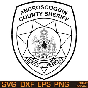 Puede incluir: Gráfico en blanco y negro de la insignia del Sheriff del condado de Androscoggin. La insignia tiene forma de escudo con las palabras "Androscoggin County Sheriff" en la parte superior. El centro presenta un emblema circular con el sello del estado de Maine y las palabras "Dedicated to Service".