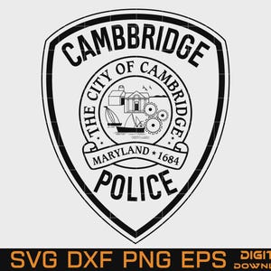 Peut inclure: Un emblème en forme de bouclier noir et blanc avec le texte CAMBBRIDGE et POLICE. Le centre représente un sceau circulaire avec les mots THE CITY OF CAMBRIDGE, MARYLAND 1684, un bâtiment, un voilier et des engrenages sur fond gris clair.