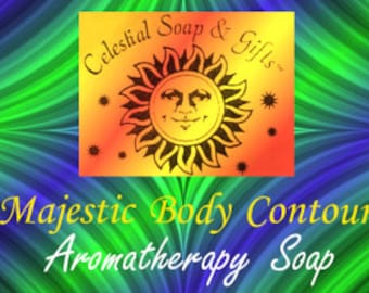 Puede incluir: Una pastilla de jabón con las palabras "Majestic Body Contour Aromatherapy Soap" impresas en ella. El jabón es de color amarillo claro y tiene un diseño de sol. El fondo es un arcoíris de colores.