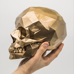 Geometryczna czaszka Low-Poly – czarna lub złota