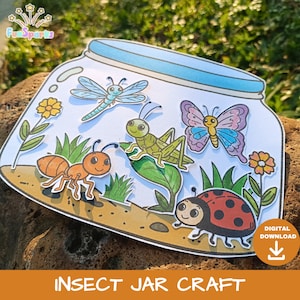 以下が含まれることがあります： ガラス瓶の中に描かれた漫画風のアリ、バッタ、蝶、トンボ、テントウムシのペーパークラフト。瓶には青い蓋、茶色の土、緑の草、黄色い花が描かれています。FunSparksとDigital Downloadという文字が確認できます。