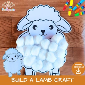 Puede incluir: Una manualidad de cordero de papel blanco con lana de bolas de algodón. La manualidad tiene un contorno negro y presenta una cara sonriente. El texto "Build a Lamb Craft" está en la parte inferior. Los crayones están en el fondo.