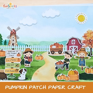 Può includere: Un set di carta per lavoretti con una scena di campo di zucche, mulino a vento, fienile rosso, staccionata bianca e sole. Include un bambino, uno spaventapasseri e un cane. I cartelli riportano le scritte Welcome to the Pumpkin Patch e altre ancora.