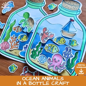 Könnte beinhalten: Zwei Papierbastelarbeiten in Flaschenform mit Meeresszenen, die eine Meeresschildkröte, einen Hummer, einen Oktopus, verschiedene bunte Fische, Seetang, Muscheln und ein Segelboot zeigen. Der Text lautet Ocean Animals In A Bottle Craft.