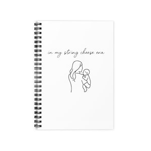 Puede incluir: Cuaderno blanco con espiral con el texto "in my string cheese era" sobre un dibujo lineal de una persona sosteniendo a un bebé. El cuaderno tiene una encuadernación en espiral negra.