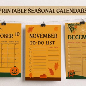 Könnte beinhalten: Drei druckbare saisonale Kalender für Oktober, November und Dezember. Die Kalender sind auf orangefarbenem Papier und zeigen saisonale Grafiken wie Blätter, Kürbisse und Schneeflocken. Der Text "Printable Seasonal Calendars" steht oben.