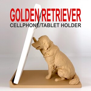 Puede incluir: Una figura de Golden Retriever de color tostado que sirve como soporte para teléfono móvil o tableta. El perro está sentado con una pata levantada contra un dispositivo blanco. El texto GOLDEN RETRIEVER CELLPHONE/TABLET HOLDER aparece arriba.
