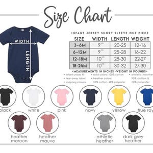 Op de afbeelding: Een marineblauwe baby jersey korte mouw onesie met een maattabel. De tabel geeft afmetingen in inches en gewicht in ponden voor maten 3-6M, 6-12M, 12-18M en 18-24M. Kleuren zijn zwart, wit, roze, marine, geel en koningsblauw.