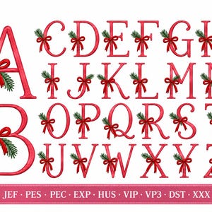 Könnte beinhalten: Ein vollständiges Alphabet aus roten Buchstaben, die jeweils mit einem kleinen grünen Tannenzweig und einer roten Schleife verziert sind. Unter den Buchstaben befindet sich ein rotes Banner mit dem Text JEF, PES, PEC, EXP, HUS, VIP, VP3, DST und XXX.