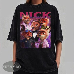 Op de afbeelding: Zwart t-shirt met een afbeelding van Nick Wilde uit Zootopia. Het ontwerp bevat de tekst "Nick Wilde" in een paarse gradi&euml;ntletter, met afbeeldingen van Nick in verschillende outfits. Het shirt heeft een vintage, gewassen uitstraling.